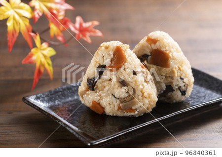 炊き込みごはんのおにぎり 96840361