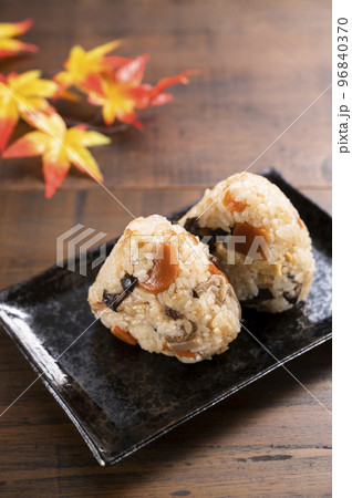 炊き込みごはんのおにぎり 炊き込みごはんのおにぎり 96840370