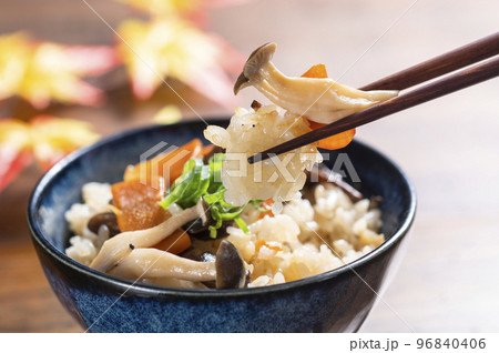きのこの炊き込みごはん 96840406