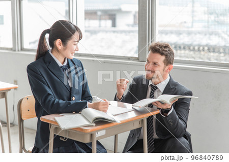学校・塾で日本人の高校生・中学生に指導する外国人講師（英語・英会話） 96840789