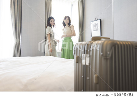 宿泊先のホテルで窓から景色を見る親子　母娘　全国旅行支援 96840793