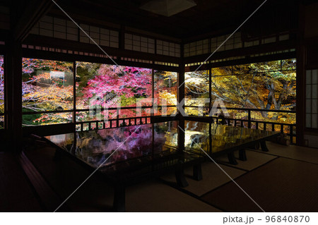 瑠璃光院の紅葉と写経机 瑠璃光院の紅葉と写経机 96840870