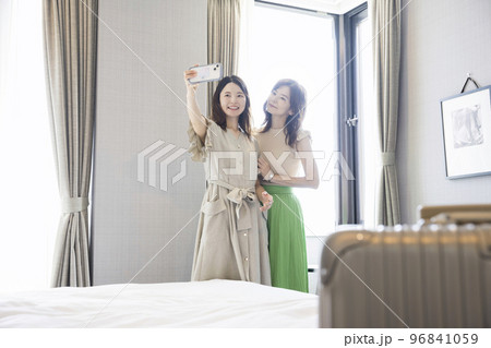 宿泊先のホテルでスマホで記念撮影をする親子 母娘 全国旅行支援 宿泊先のホテルでスマホで記念撮影をする親子 母娘 全国旅行支援 96841059