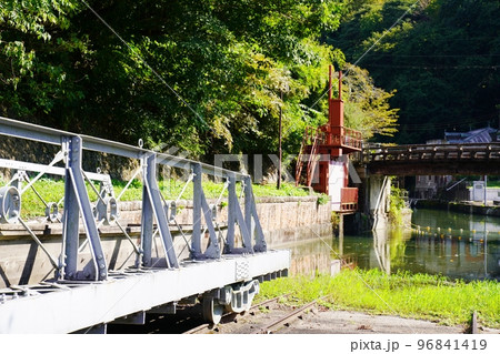 京都　蹴上　インクライン　蹴上舟溜（水門と蹴上船・台車）（秋） 96841419