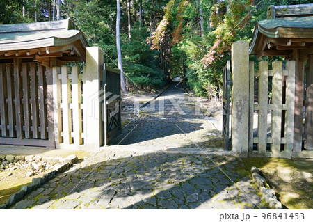 京都　山科　天智天皇陵　参道の門（秋） 96841453
