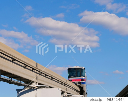 大阪　吹田市　万博記念公園を横切る大阪モノレール（秋） 96841464