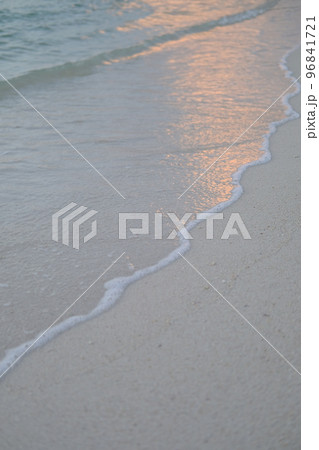 朝日を浴びてるフロリダの砂浜 96841721