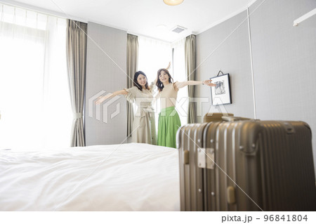 宿泊先のホテルでポーズをとる親子　母娘　全国旅行支援 96841804