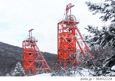 北海道美唄市、炭鉱メモリアル森林公園にそびえる雪が積もった2機の立坑巻き上げ機【12月】 96842228