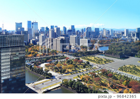 皇居前広場と首都東京の超高層ビル群 96842365