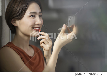 口紅を塗る若い女性 口紅を塗る若い女性 96842678