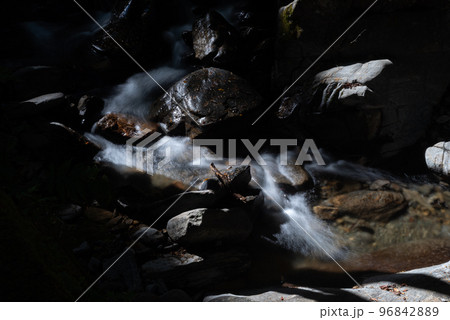 美しい渓谷 96842889