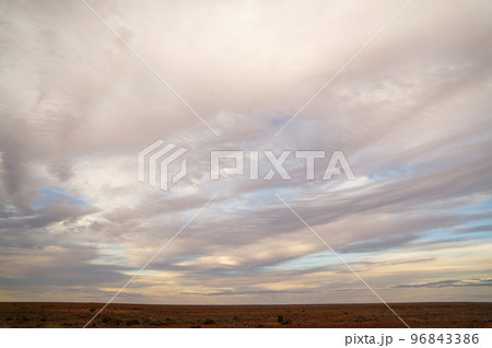 アウトバックオーストラリアの広大な大地 96843386