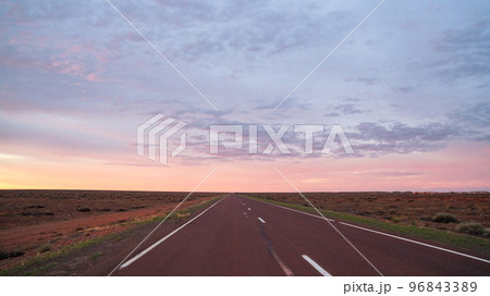 オーストラリアのどこまでも続く道 96843389