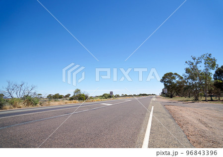 オーストラリアの平坦な道 96843396