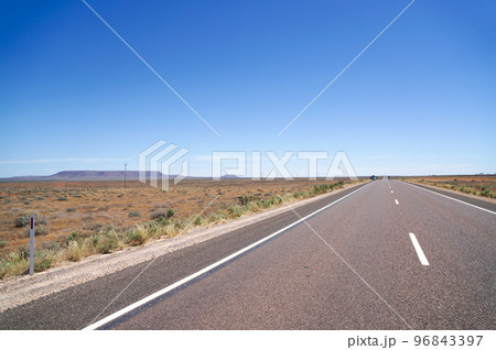 どこまでも続く中央オーストラリアの道 96843397