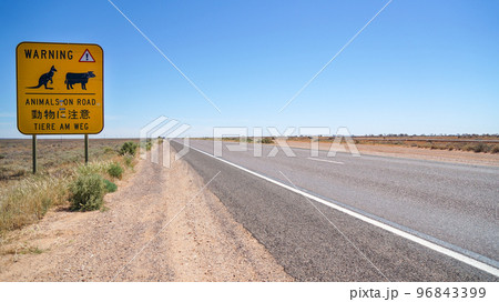 アウトバックオーストラリアにあった動物注意の標識 96843399
