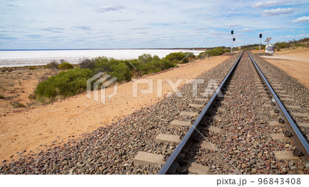 オーストラリアの大陸縦断鉄道の線路 オーストラリアの大陸縦断鉄道の線路 96843408