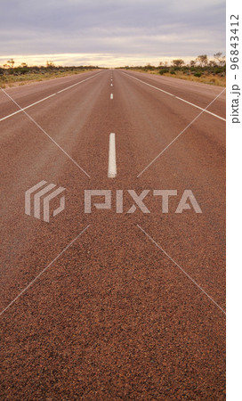 オーストラリアを縦断する道路、スチュアートハイウェイ 96843412