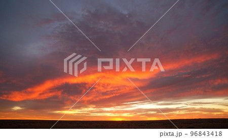 アウトバックの夕暮れ(朝焼け) アウトバックの夕暮れ(朝焼け) 96843418