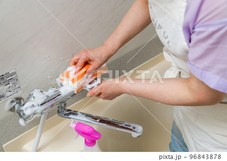 【風呂掃除をするミドル主婦　泡　水栓有】 96843878