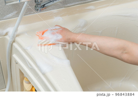 【風呂掃除をするミドル主婦　泡　水栓有】 96843884