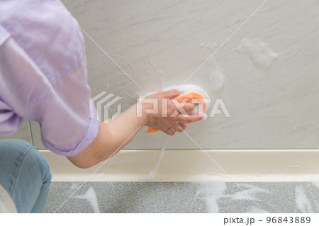 【風呂掃除をするミドル主婦　泡有り】 96843889