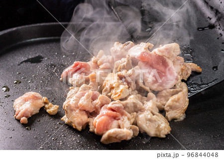 豚肉を炒める 豚肉を炒める 96844048