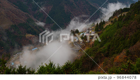 雲が湧く下栗の里 96844078