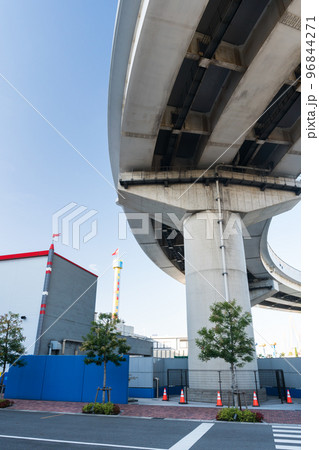 伊勢湾岸自動車道 レゴランド・ジャパンのタワー 朝方の景色 愛知県名古屋市 伊勢湾岸自動車道 レゴランド・ジャパンのタワー 朝方の景色 愛知県名古屋市 96844271
