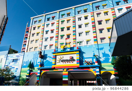 レゴランド・ジャパン・ホテルの下をくぐる　快晴　冬の空　愛知県名古屋市 96844286