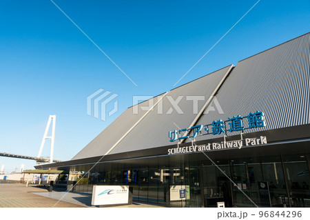 リニア・鉄道館の入口と名港中央大橋　愛知県名古屋市 96844296