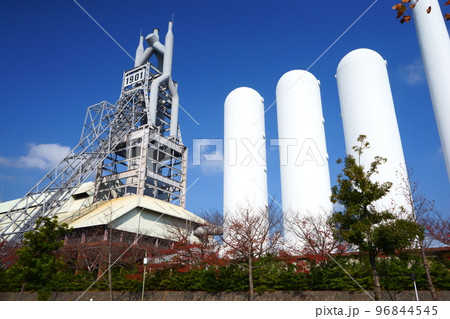 紅葉に浮かぶ東田第一高炉 96844545