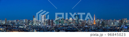 東京タワーと東京都心の夕景のパノラマ 96845023