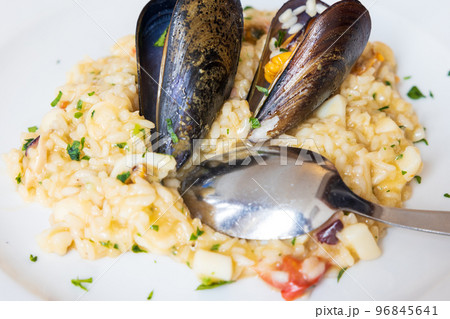 美味しいイタリアのシーフードリゾット 96845641