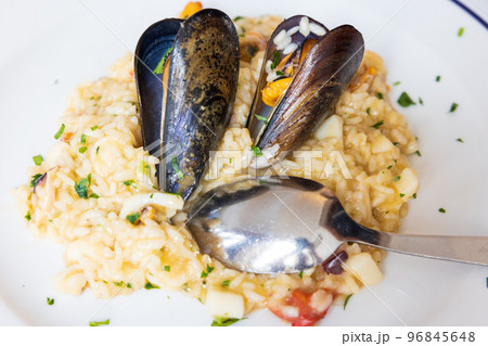 美味しいイタリアのシーフードリゾット 96845648