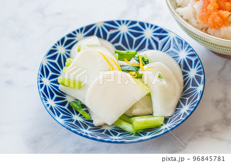 ご飯とかぶの浅漬け 96845781
