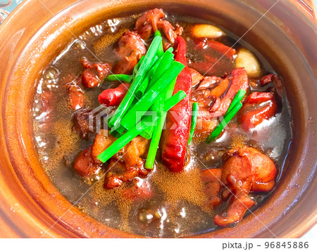 中国家庭料理・鶏公煲(地鶏の土鍋煮) 中国家庭料理・鶏公煲(地鶏の土鍋煮) 96845886