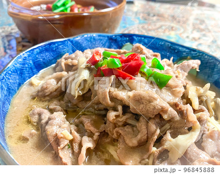 中国四川料理・酸湯肥牛（牛肉の辛酸旨煮） 96845888