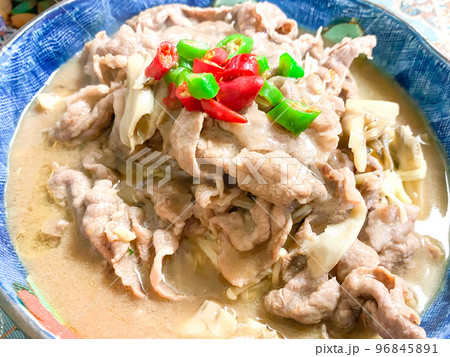 中国四川料理・酸湯肥牛（牛肉の辛酸旨煮） 96845891