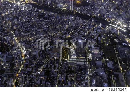 夜の新宿区市谷加賀町付近を空撮 96846045