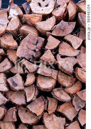 積み上げられた薪 96846104