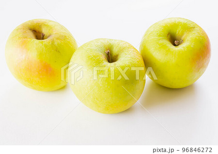 白い背景のぐんま名月 96846272