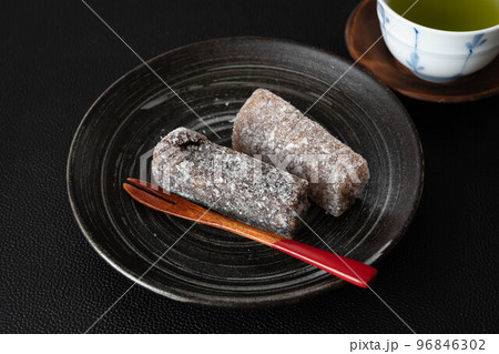 黒い背景のくるみ餅とお茶 黒い背景のくるみ餅とお茶 96846302