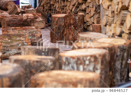 薪ストーブ用の丸太 96846527