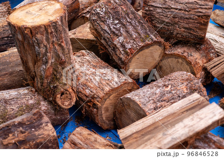 薪ストーブ用の丸太 96846528