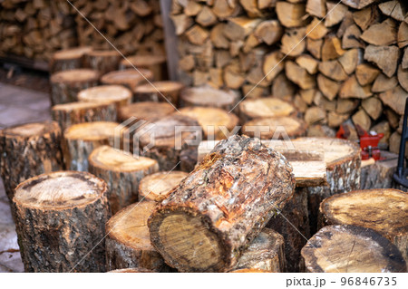 薪ストーブ用の丸太を運び込んでいるところ 薪ストーブ用の丸太を運び込んでいるところ 96846735