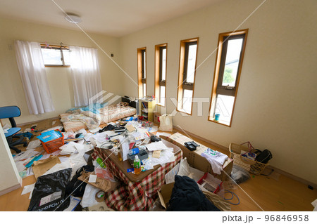 年末の大掃除で、散らかった子供部屋を綺麗にする 96846958