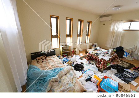 年末の大掃除で、散らかった子供部屋を綺麗にする 年末の大掃除で、散らかった子供部屋を綺麗にする 96846961