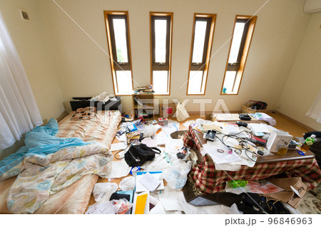 年末の大掃除で、散らかった子供部屋を綺麗にする 96846963